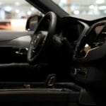 Luksusowe wnętrze samochodu z nowoczesnym panelem i wyświetlaczami