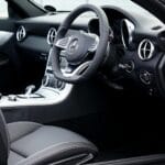 Wnętrze luksusowego Mercedesa SLC z elegancką deską rozdzielczą
