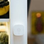 Zbliżenie nowoczesnego, inteligentnego włącznika światła na ścianie