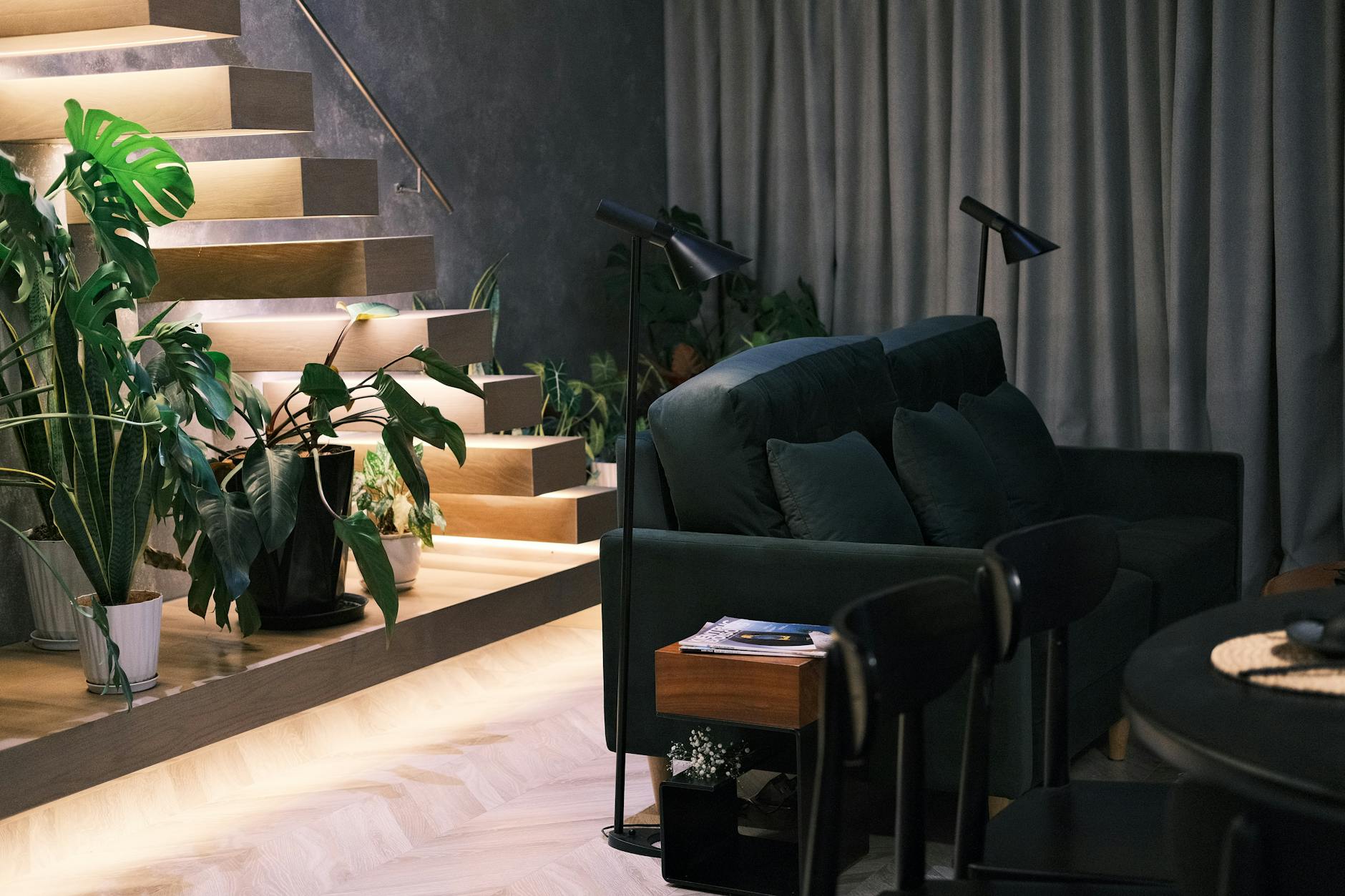 Nowoczesny salon z roślinami i nastrojowym, miękkim oświetleniem