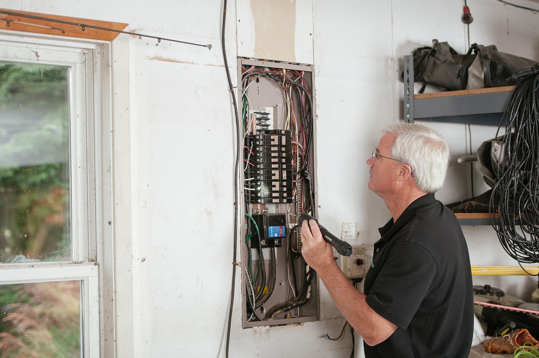 Elektryk sprawdza domową rozdzielnicę, dbając o bezpieczeństwo instalacji