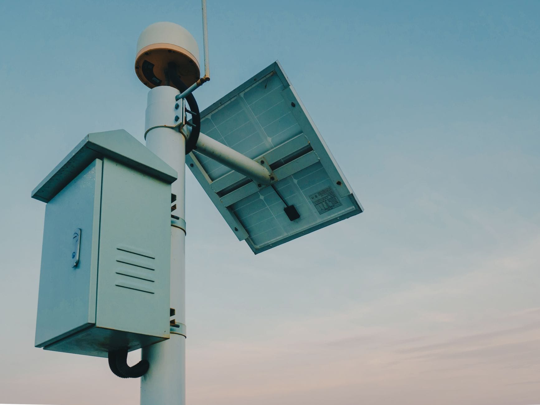 Panel fotowoltaiczny z kamerą monitoringu na tle czystego nieba