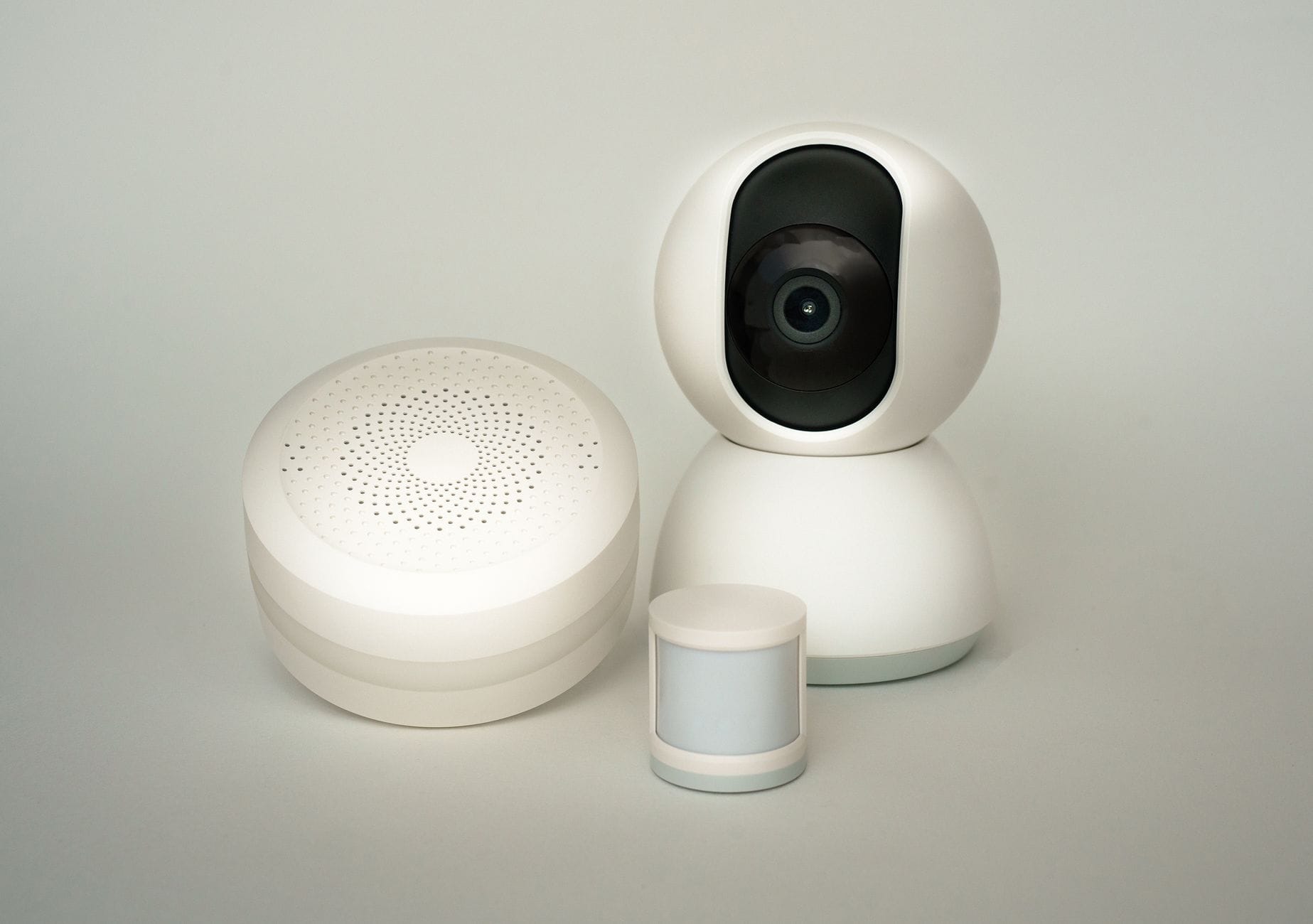 Przegląd i serwis domowego systemu alarmowego po latach użytkowania: lista kontrolna właściciela domu Nowoczesne urządzenia smart home: kamera i czujniki systemu alarmowego