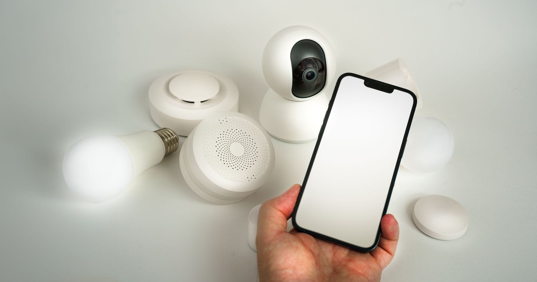 Smartfon sterujący domowym systemem alarmowym i innymi smart urządzeniami